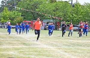 世界一の走りに大歓声 佐々木琢磨選手が来場 五戸・切谷内小最後の運動会