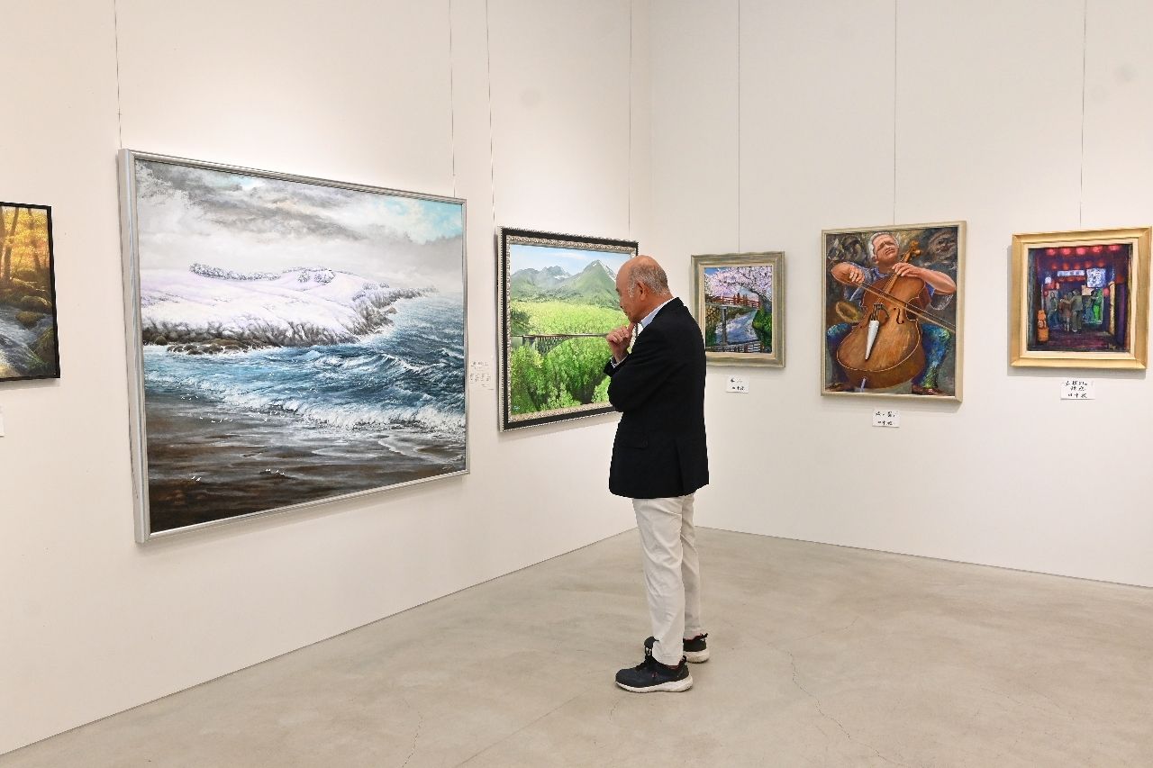多彩な作品「ゆっくり浸って」　31日まで「八美の会」絵画展【作品ピックアップ付】