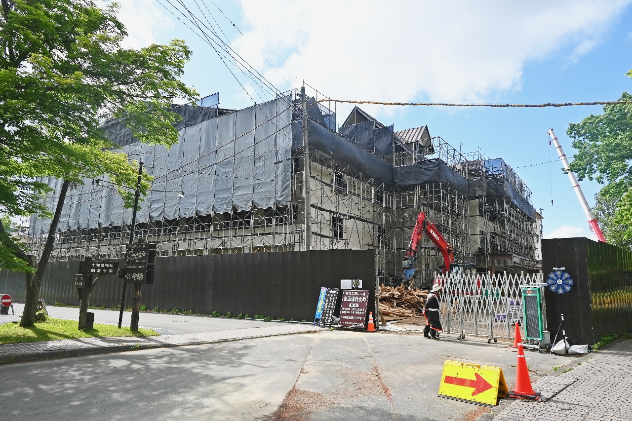 建物の撤去作業が進む事業用地=29日、十和田市休屋地区