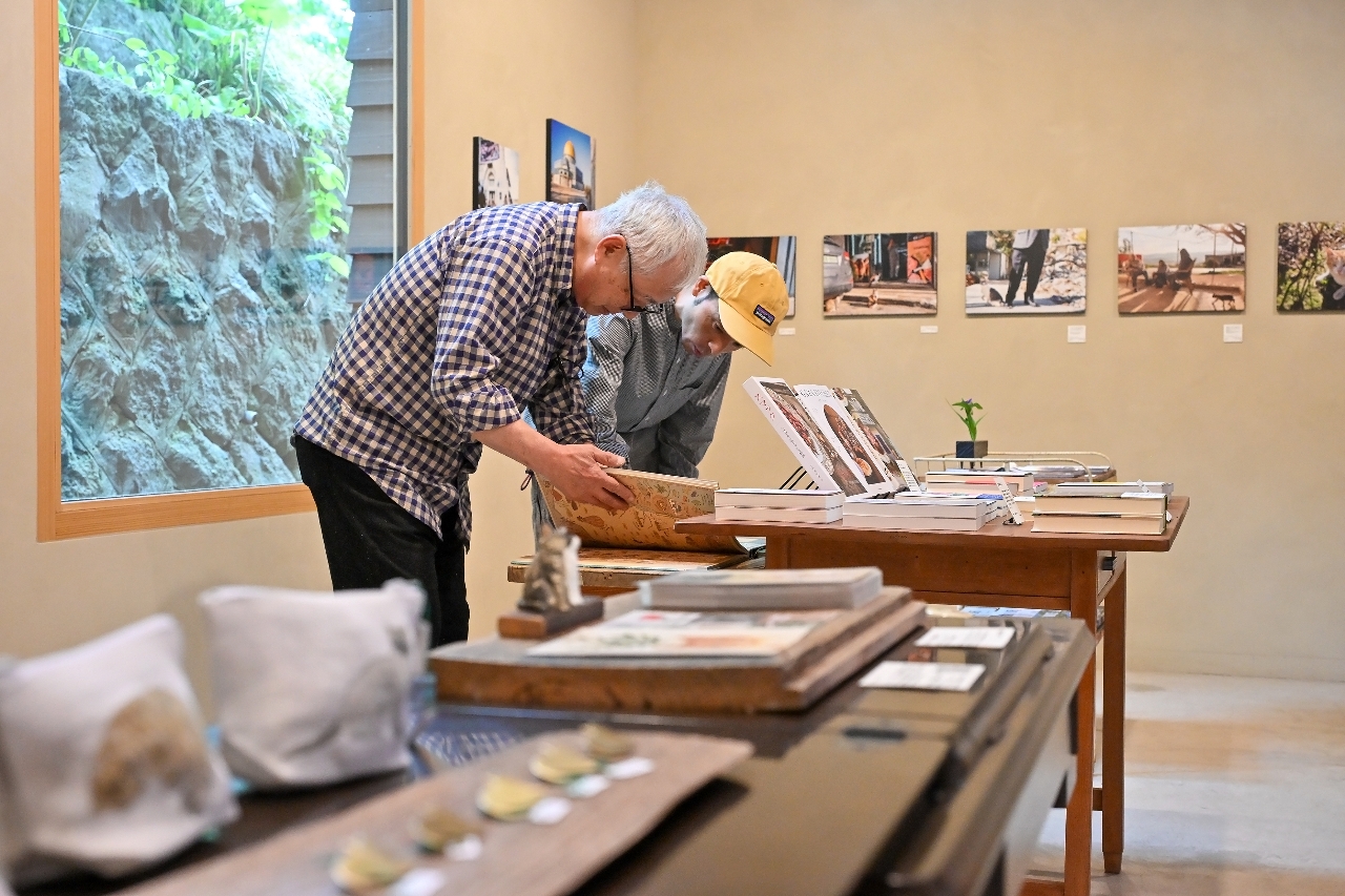 パレスチナで生きる猫の写真展示のほか、関連する書籍やグッズが並ぶ会場