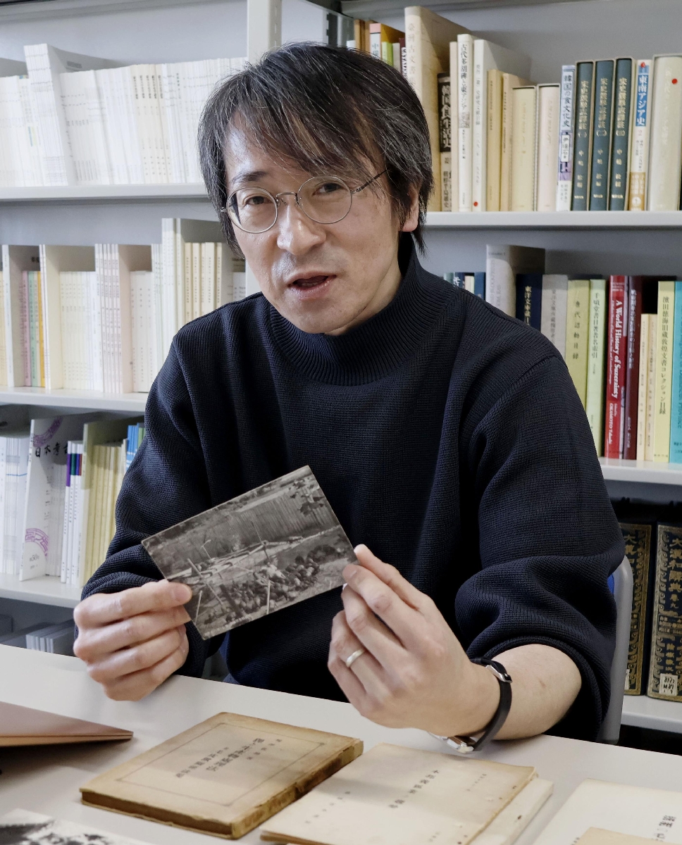 「農林省毛皮獣養殖所」について取材に応じる上智大の北條勝貴教授