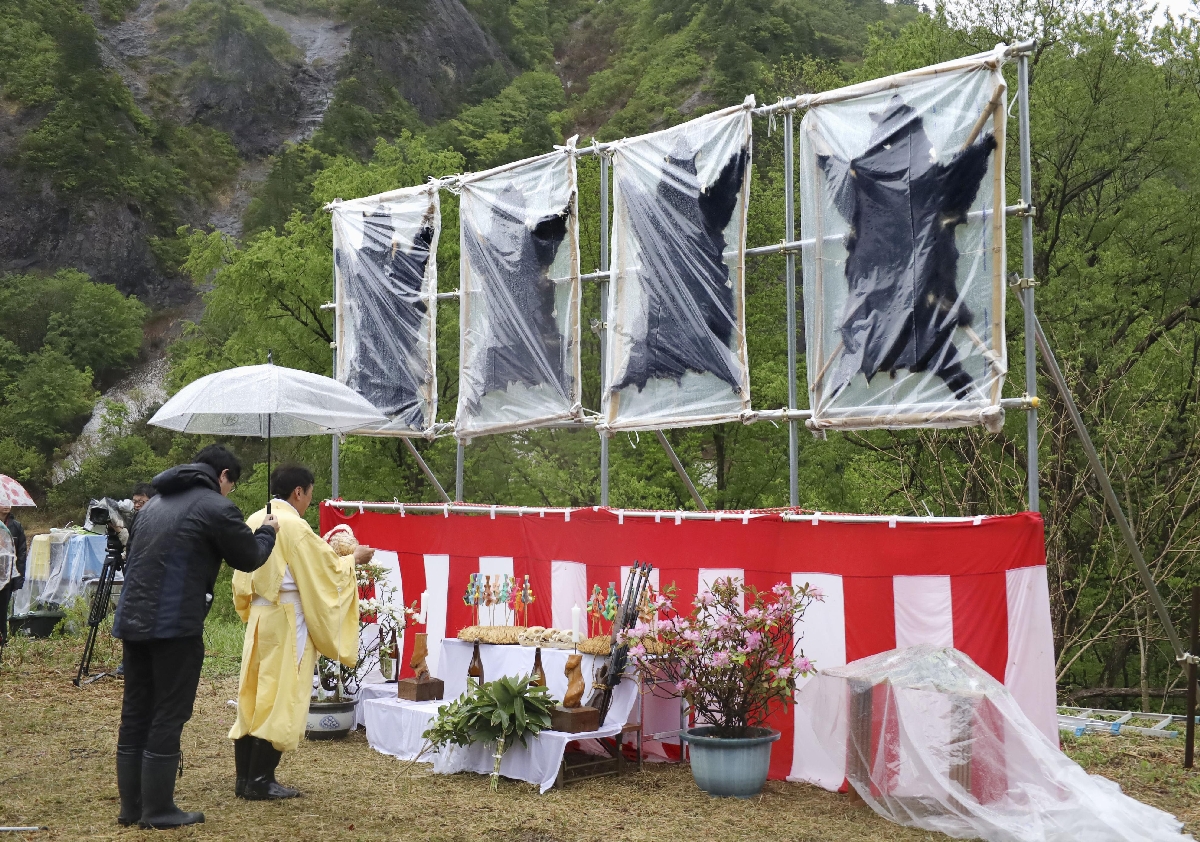 山形県小国町で開かれた、クマを供養し山の神に感謝する「小玉川熊まつり」=4日