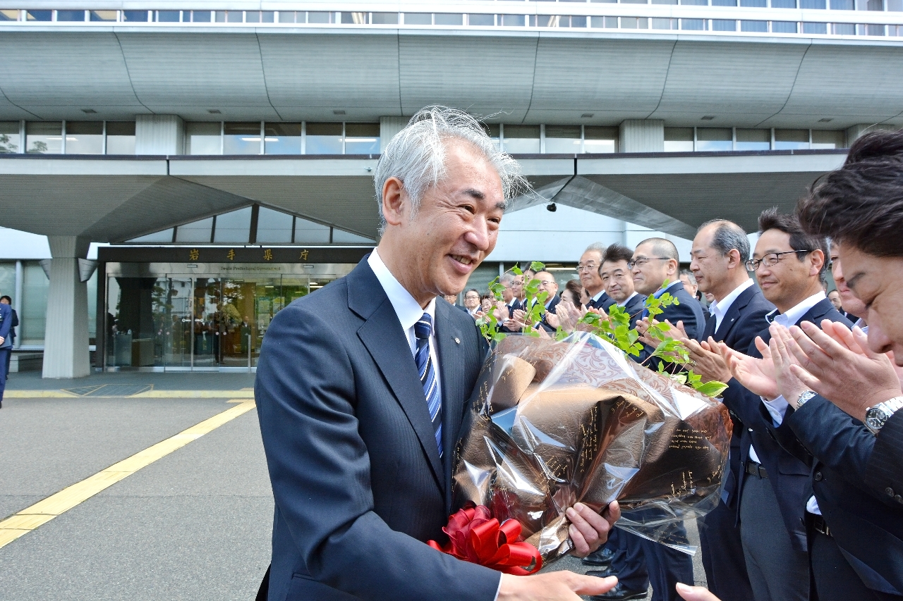 離任式で岩手県職員に見送られる佐々木淳副知事＝２９日、県庁前