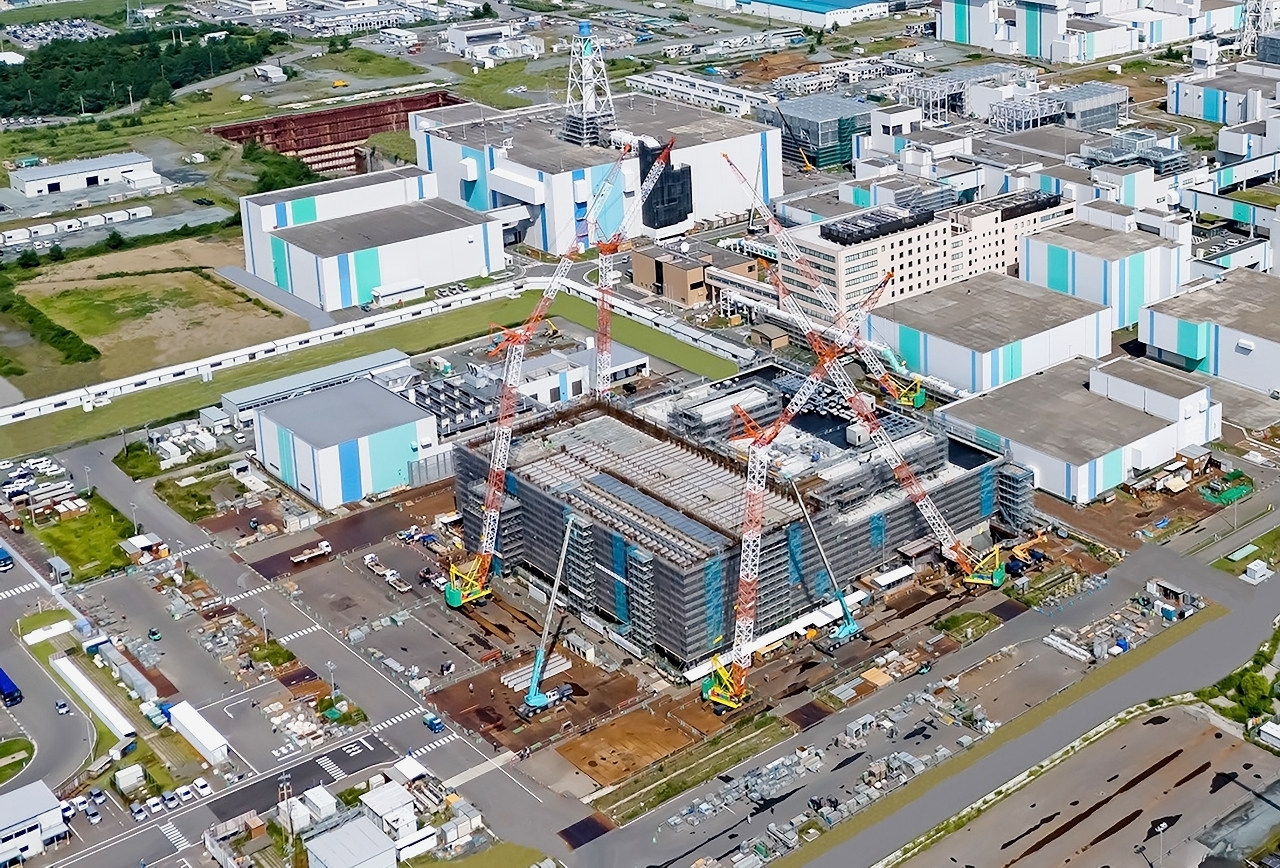 日本原燃が運営する核燃料サイクル施設。施設内ではさまざまな工事が行われており、関係者が一定期間、六ケ所村に滞在していると考えられる＝２０２５年８月（日本原燃提供）