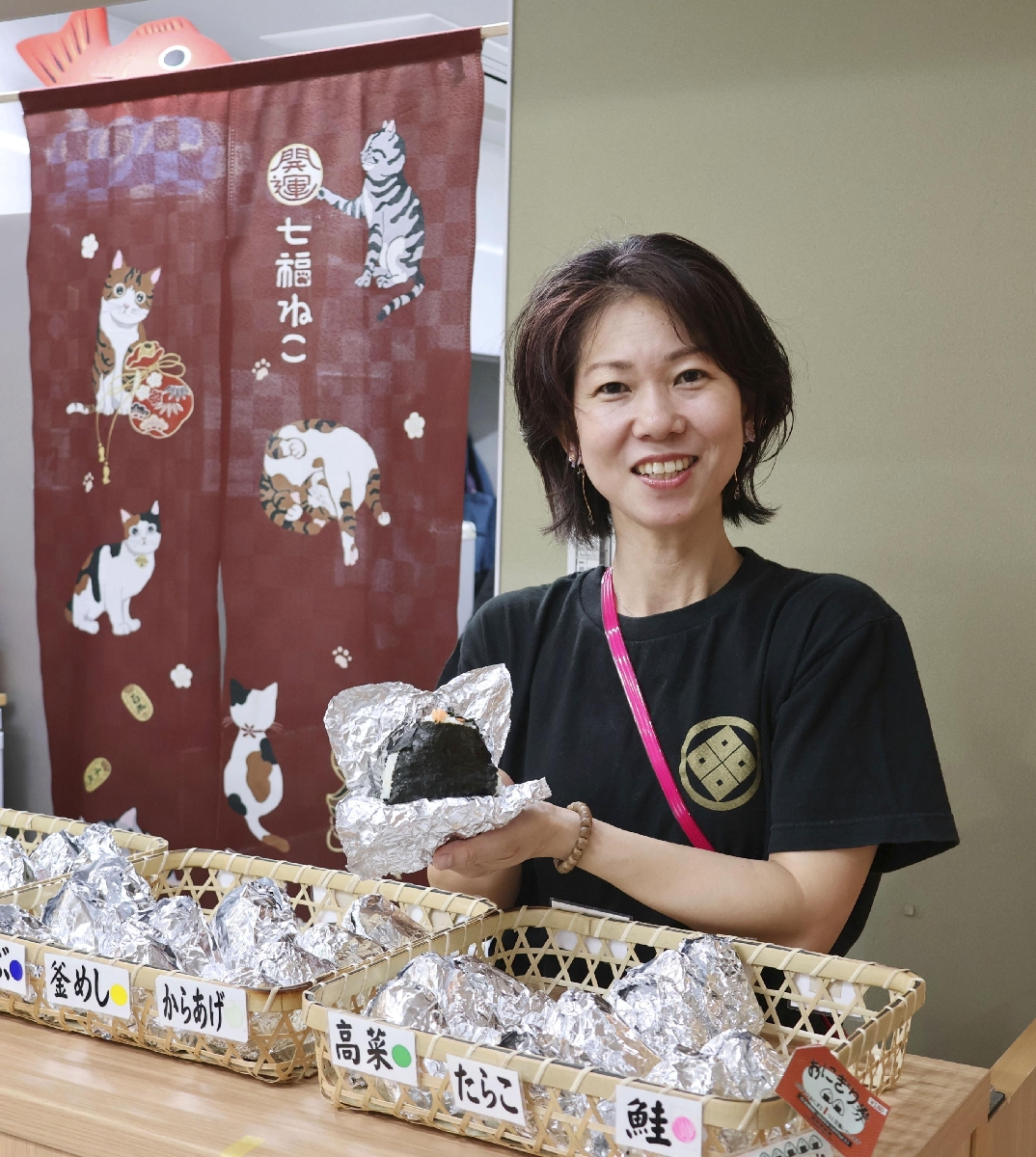 篠原美津子さんが握るおにぎりは篠原演芸場の名物=東京都北区