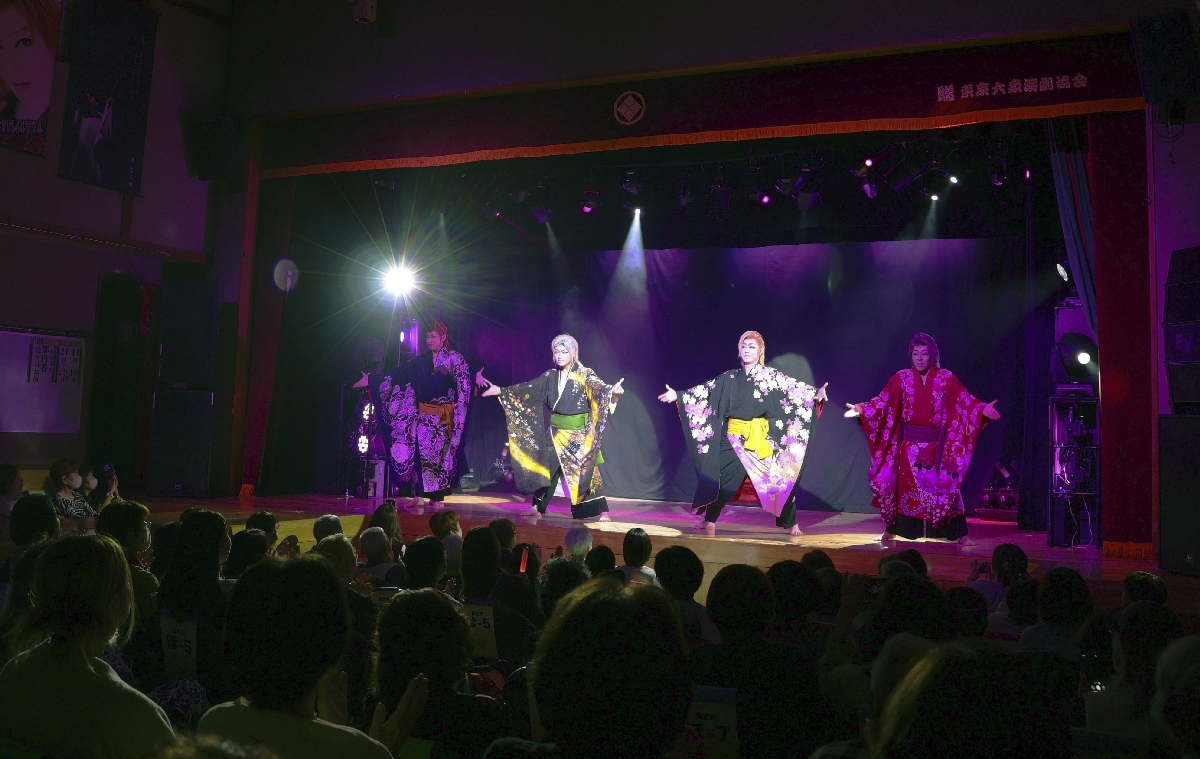 　都若丸劇団の舞踊ショー＝東京都北区の篠原演芸場