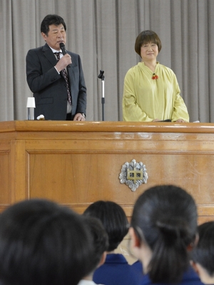 「夢はかなう」生徒にエール　赤井英和さん夫妻、八戸・大館中で講演