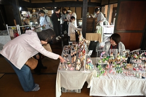 古民家に雑貨や飲食ブースずらり 田子でタプコプマルシェ、31日まで