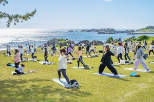 大自然の中で心身整え 八戸・種差で今季初の朝ヨガ《📸×7》