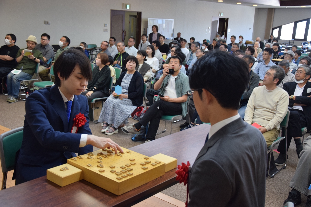 トークに模擬対局、ファン満喫／はちのへ将棋まつり・本紙80周年記念大会
