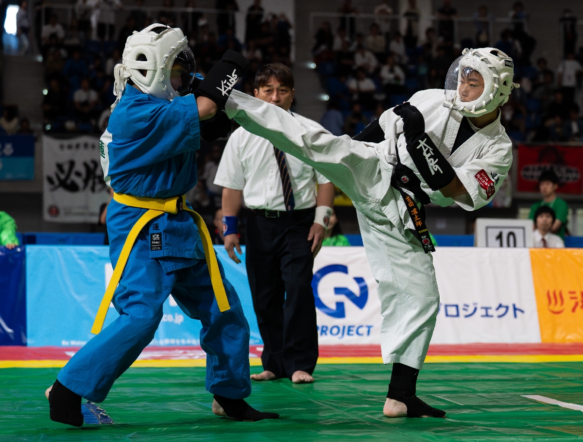空道の試合でハイキックを繰り出す古田凜太郎さん(右)=31日、八戸市のYSアリーナ八戸