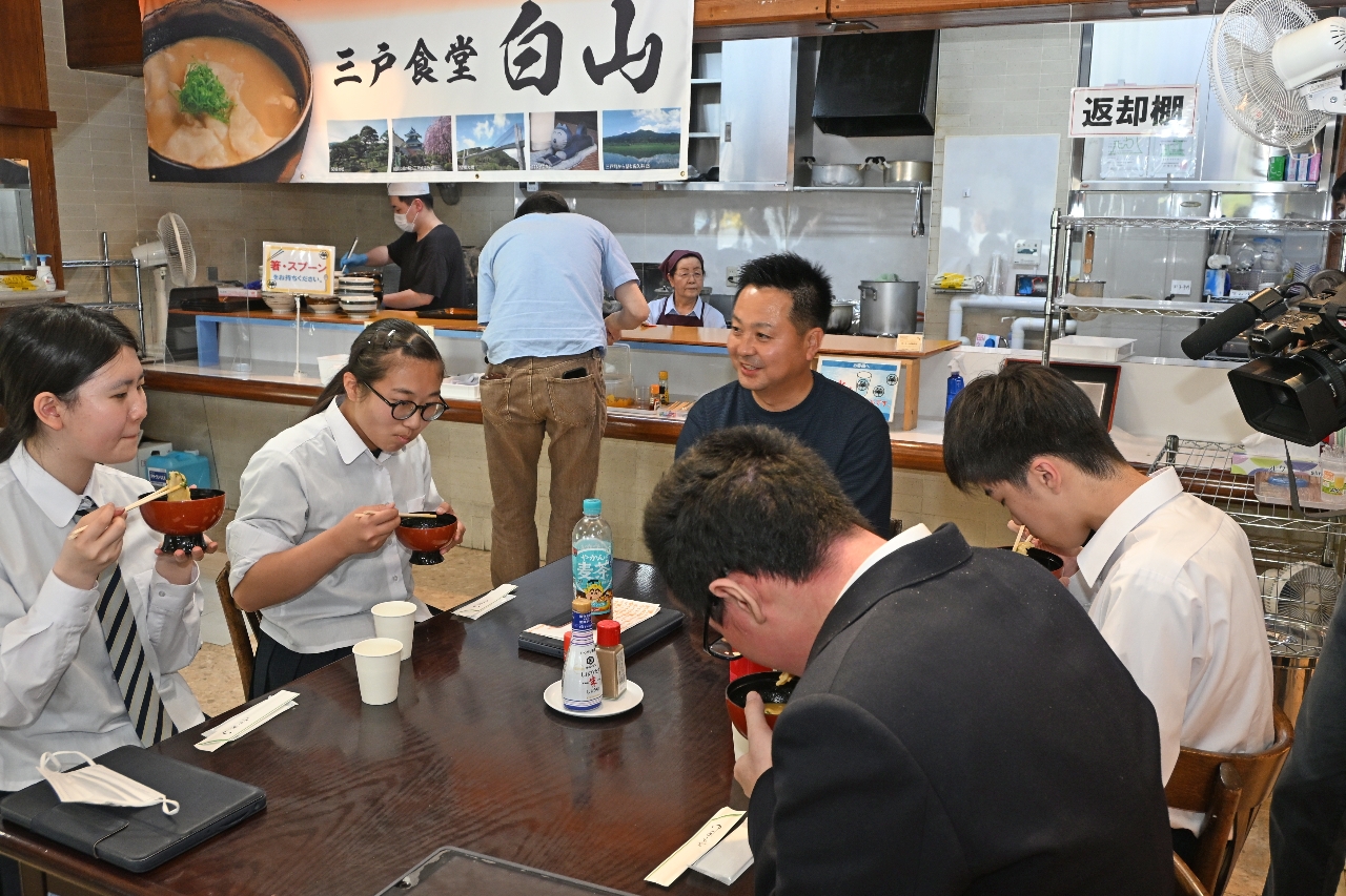 川蟹すいとんを食べて名物の理由を探る生徒