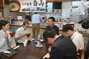 川蟹すいとん、名物の理由は 三戸高生、提供店を取材 町の魅力発信ポスター制作へ