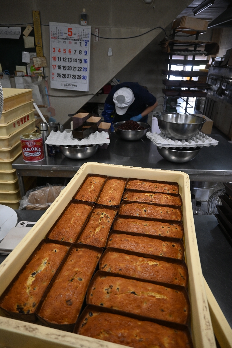 本社工場で出来上がったばかりの「黒豆ケーキ」