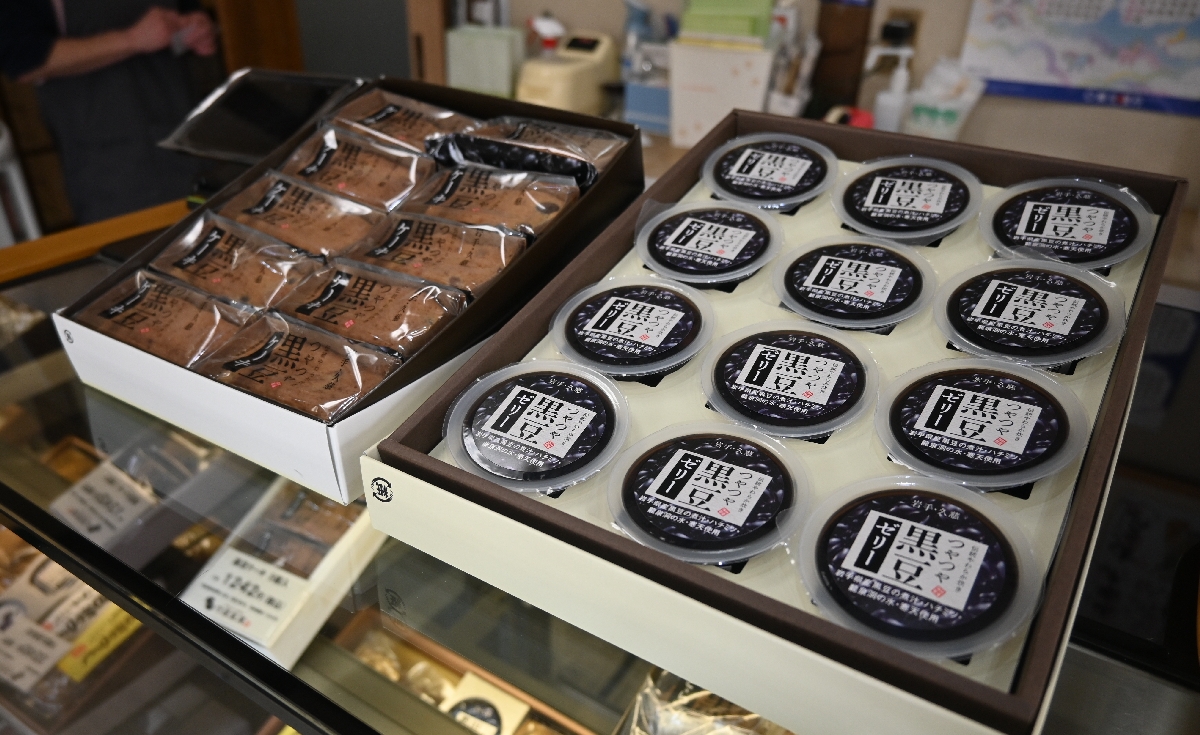 竹屋製菓の主力商品「黒豆ゼリー」(右)と黒豆ケーキ