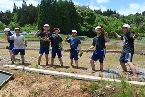 「秋の収穫が楽しみ」 野田小児童が新体験田で田植え