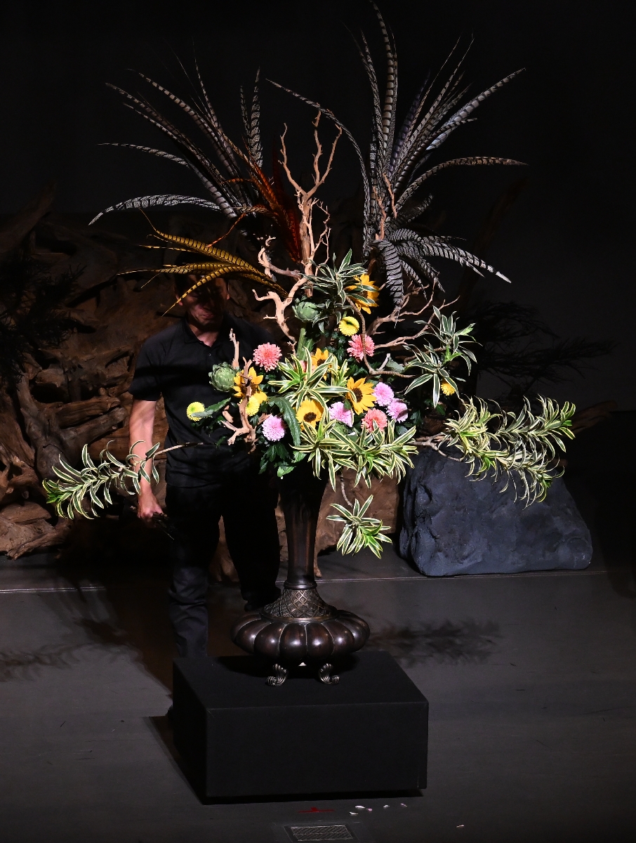 ヒマワリや洋菊を用いて小原宏貴さんが手がけた作品
