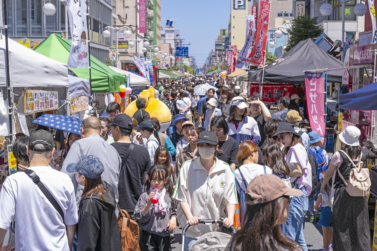 気温グングン、イベント熱気 「はちのへホコテン」本年度初開催