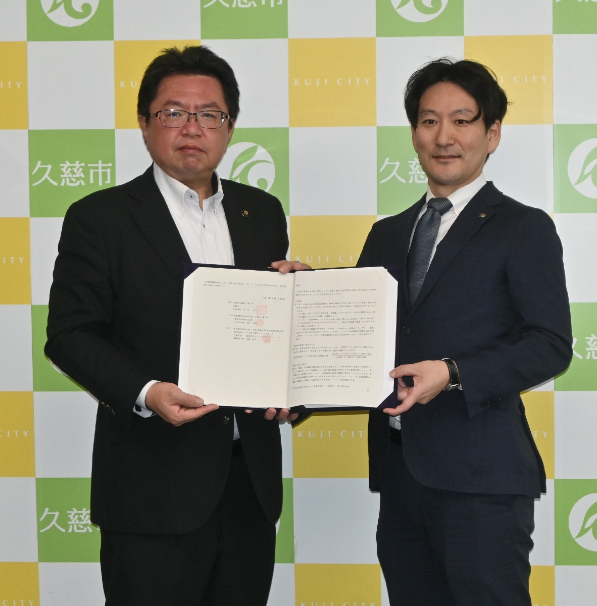 協定書を手にする中平均市長（左）と加藤佳郎統括部長