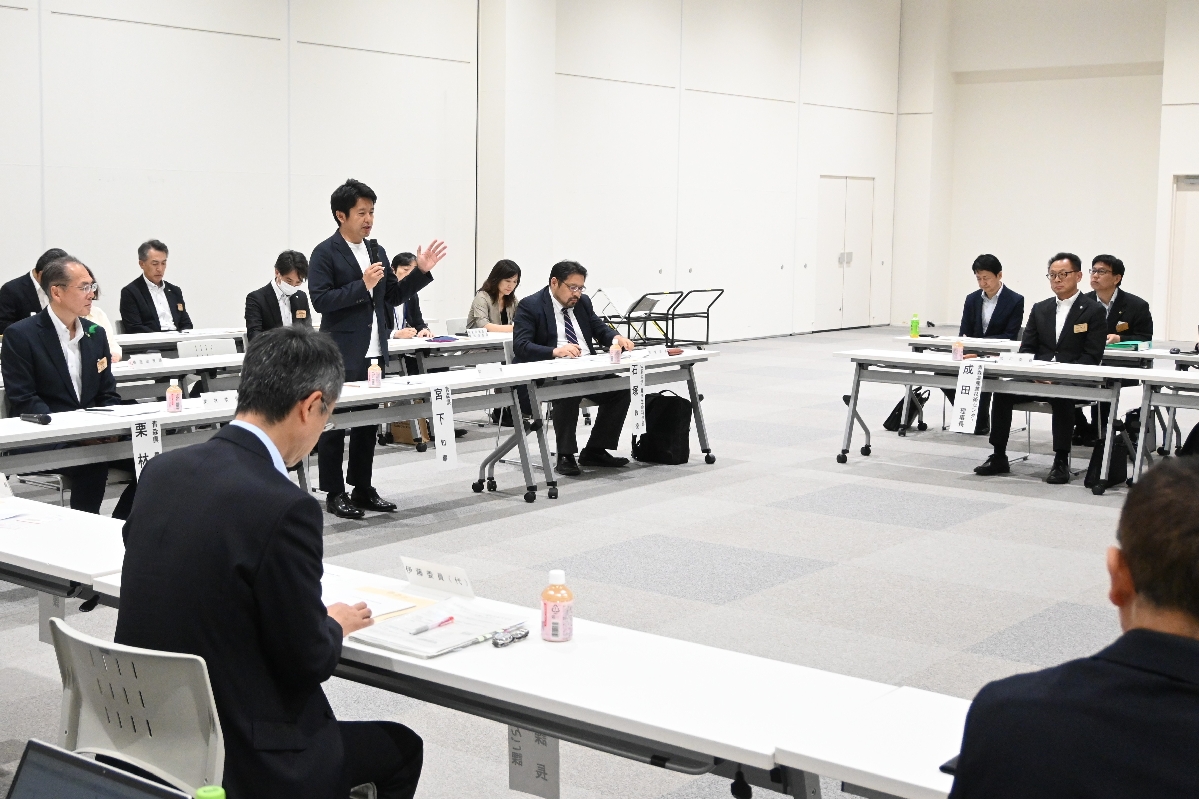 「青森りんご総合戦略」について議論した推進会議の初会合＝１日、青森市