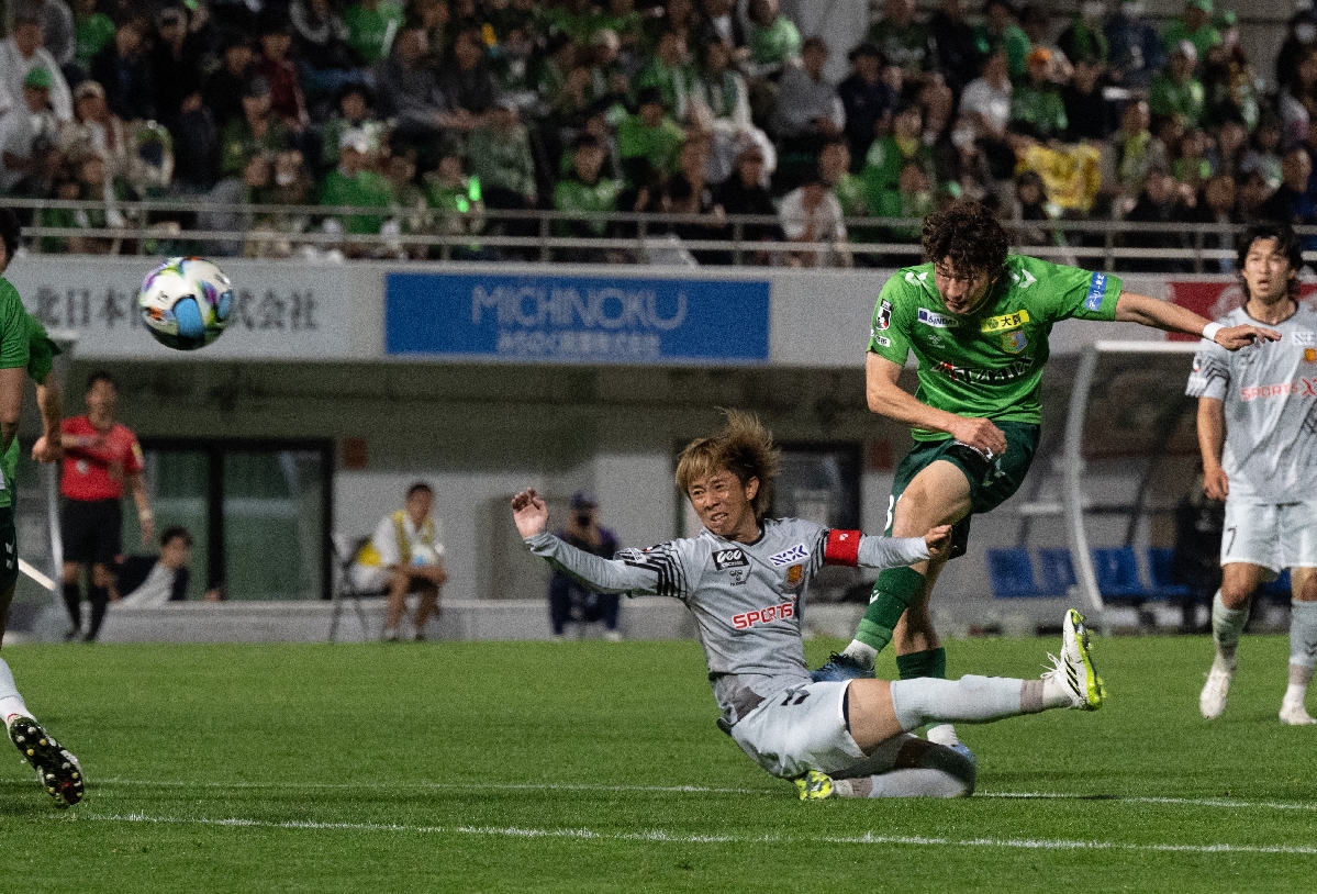 【ヴァンラーレ八戸―福島ユナイテッド】後半シュートを放つ八戸の井波勇太(右)=八戸市プライフーズスタジアム