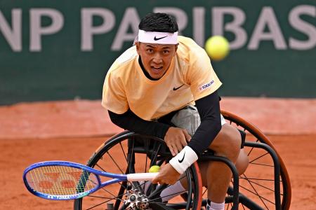車いすの部男子シングルス1回戦でプレーする小田凱人=パリ(共同)