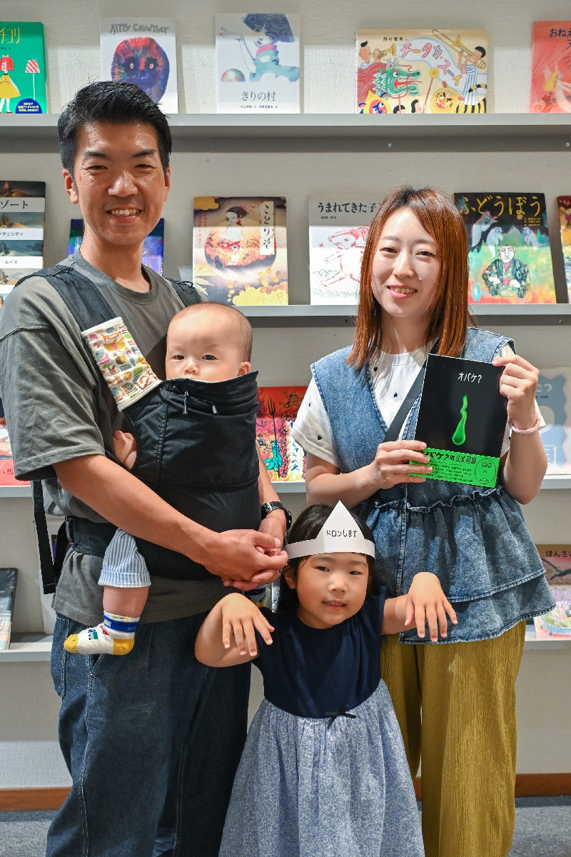 ２万人目の来場者となった一戸孝喜さん（左）一家