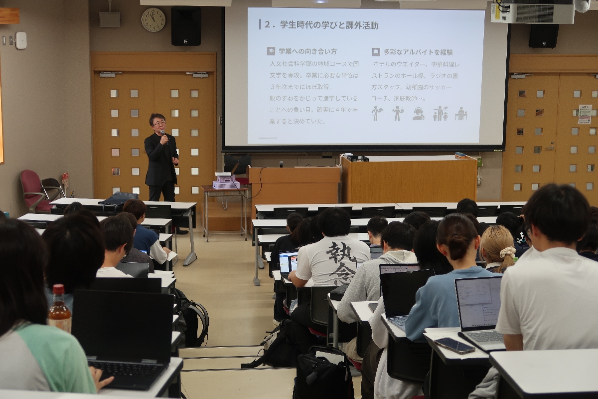 岩手大で講演する広瀬知明社長(岩手大提供)