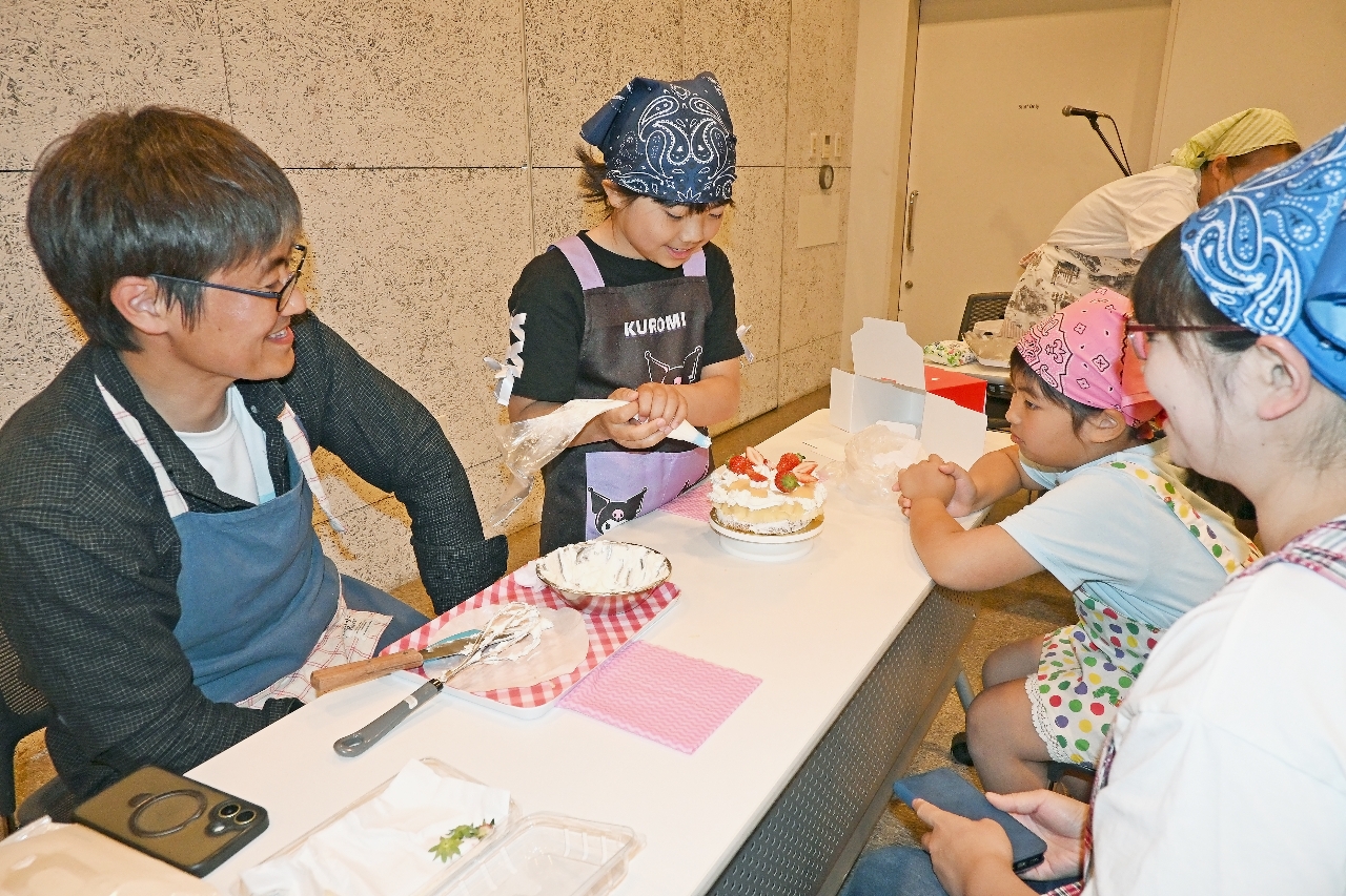 八戸産イチゴをふんだんに使ったケーキを作る参加者