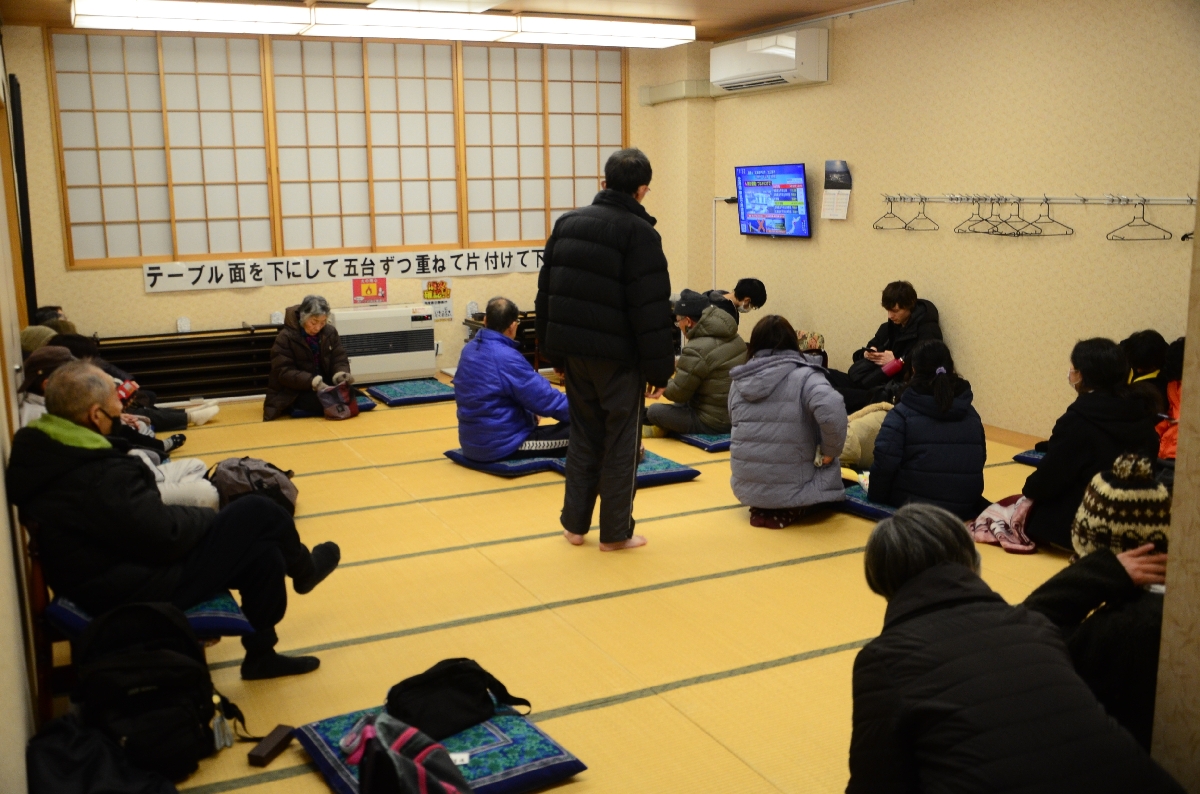 八戸市で震度6強を観測した地震と津波警報発表を受け、小中野公民館に避難する市民。相次ぐ大地震は避難を巡る課題を浮き彫りにした=2025年12月8日