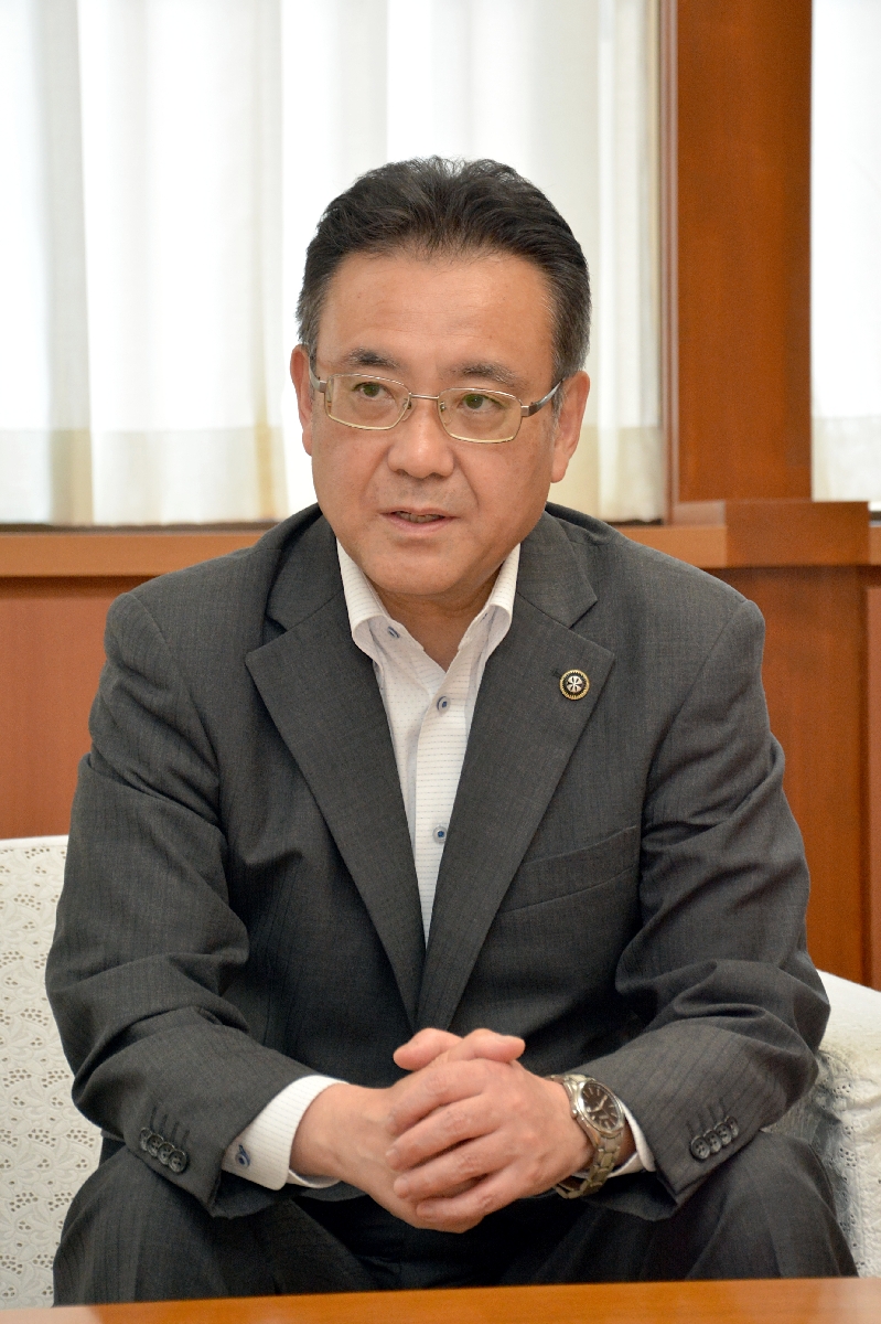 本紙のインタビューに答える熊谷雄一市長＝１日、八戸市庁