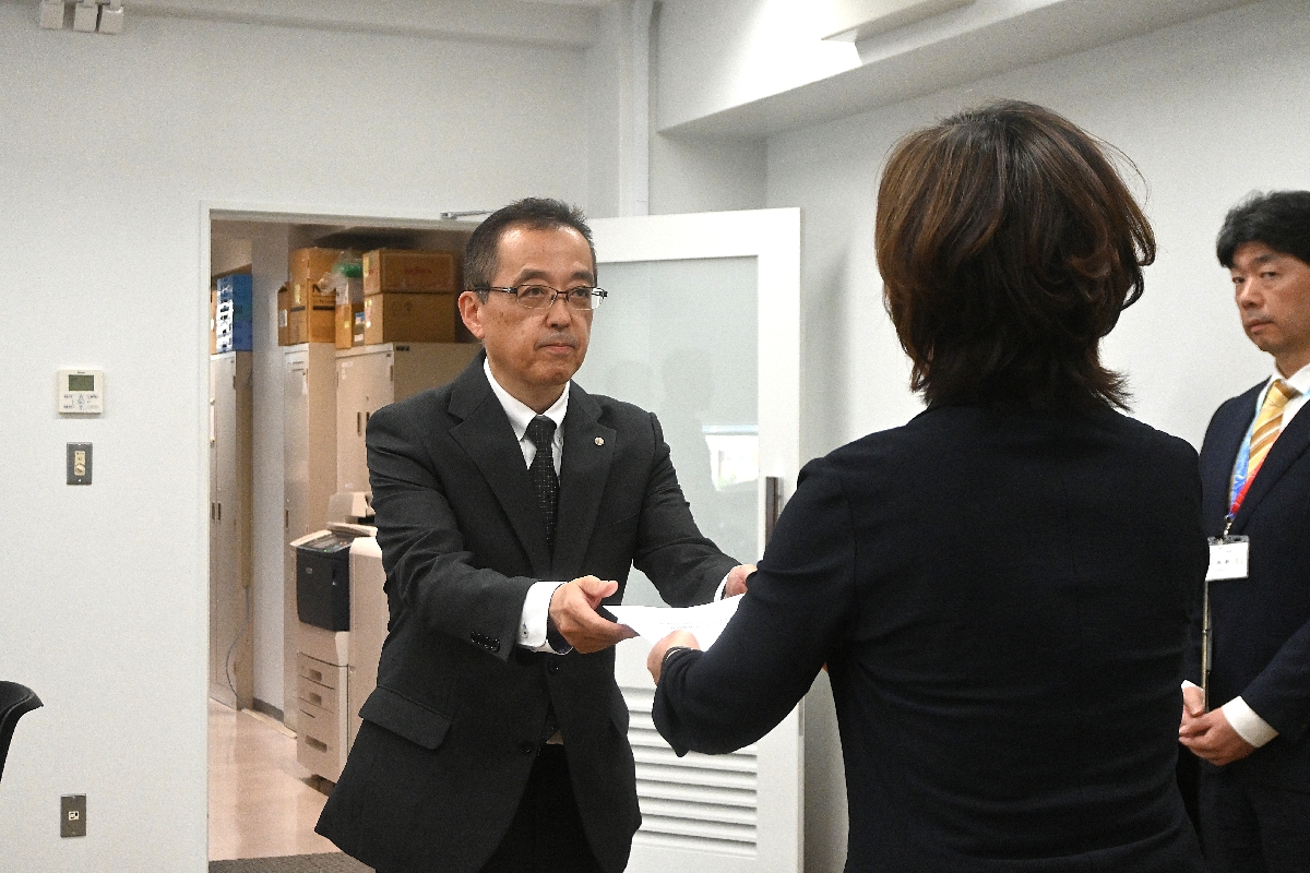 青森県教委側に提言書を手渡す宇野武副委員長（左）＝１日、県庁