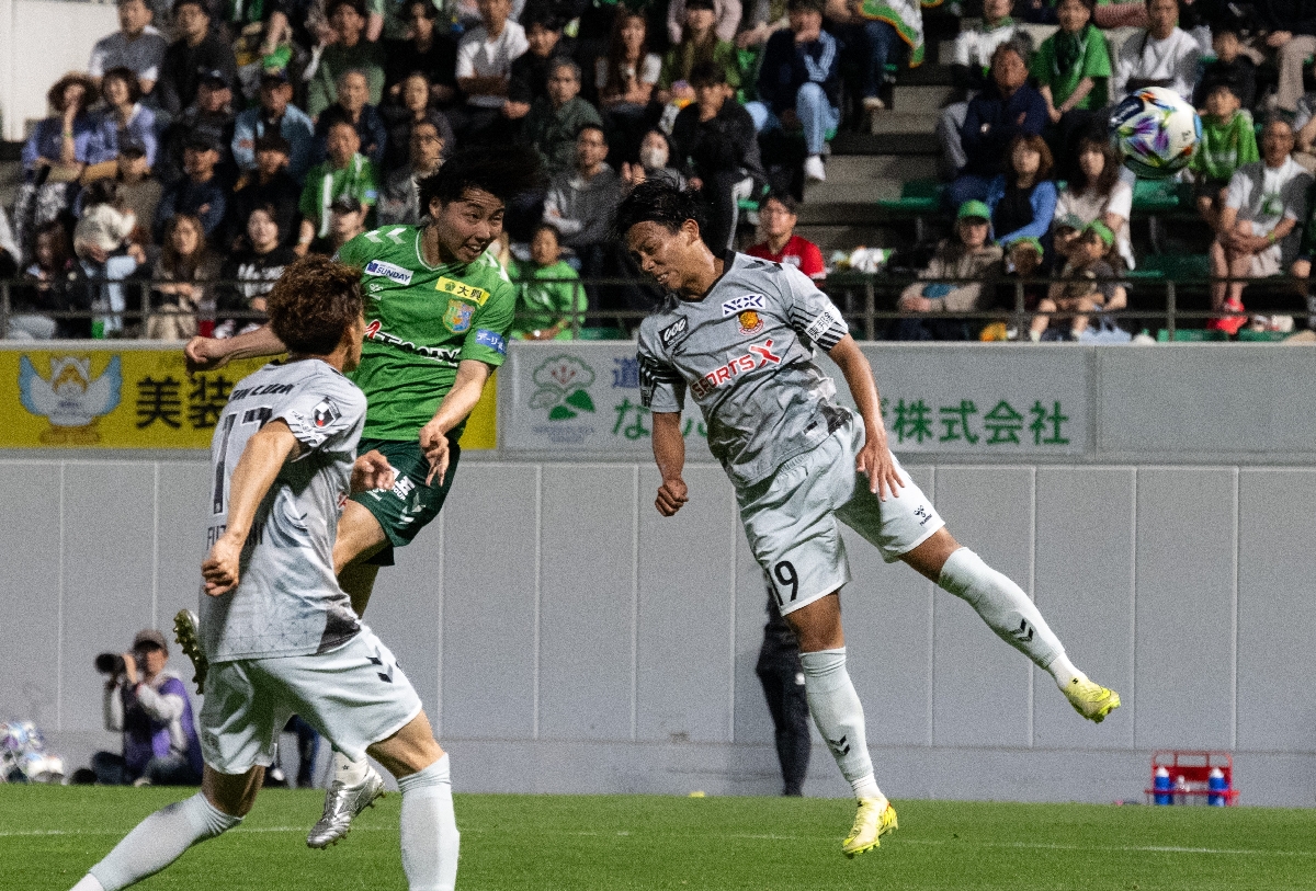 前半、ヘディングでゴールを狙う八戸の佐藤碧（右から２人目）