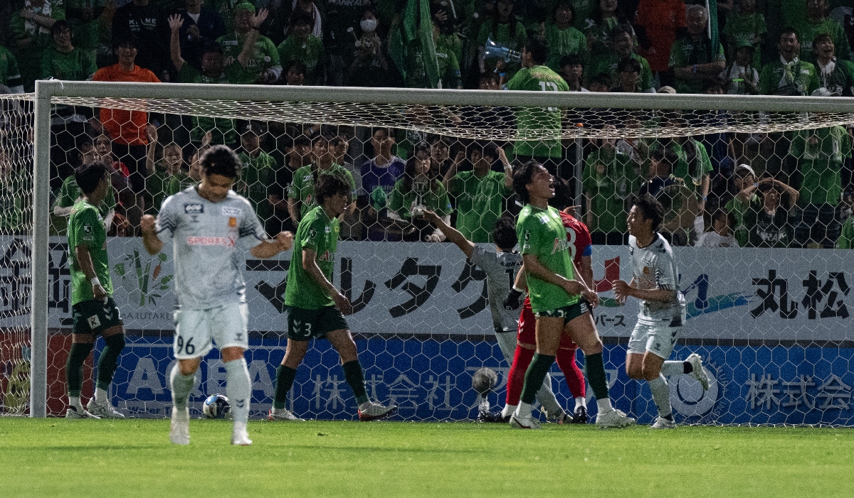 【ヴァンラーレ八戸―福島ユナイテッドFC】前半23分、先制点を許し、天を仰ぐヴァンラーレ八戸の選手=プライフーズスタジアム八戸
