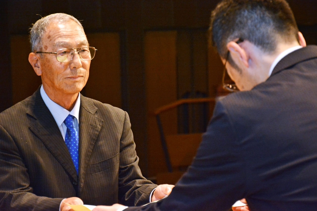 賞状を受け取る桜沼ワクワク実行委の中里政廣副会長(左)=2日、青森市