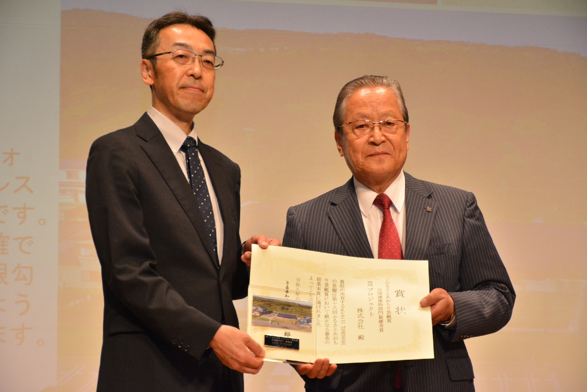 賞状を持つ「DTプロジェクト」の荒瀬潔社長(右)と新屋孝文県土整備部長=2日、青森市