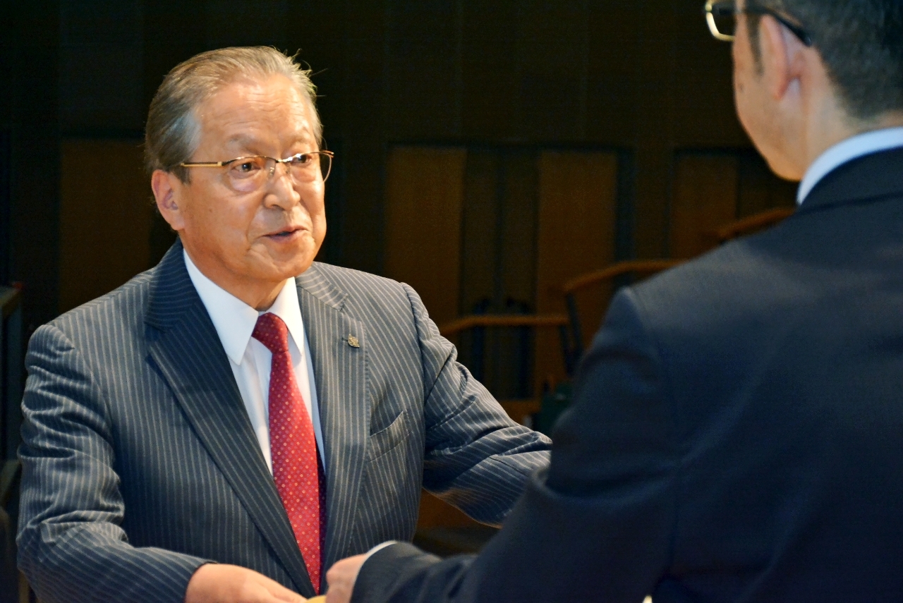 表彰を受ける「ＤＴプロジェクト」の荒瀬潔社長（左）＝２日、青森市