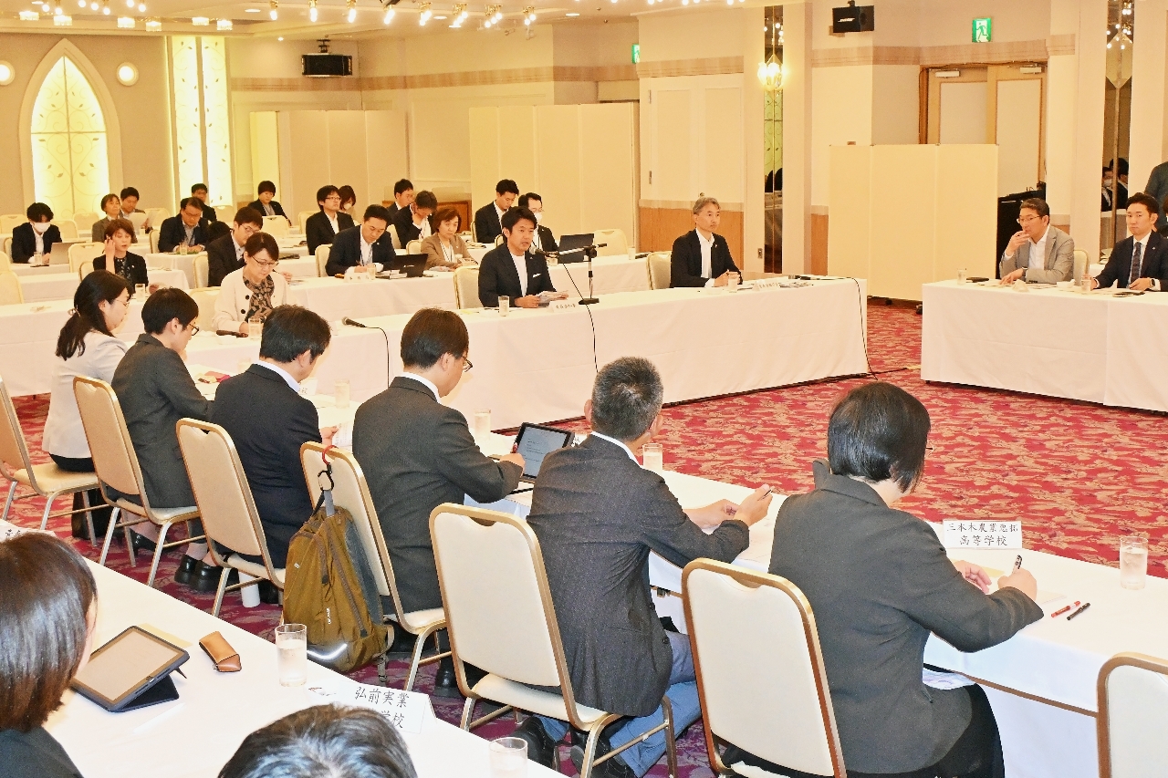 高校生の県内就職に向けて意見を交わす懇話会の参加者=2日、青森市