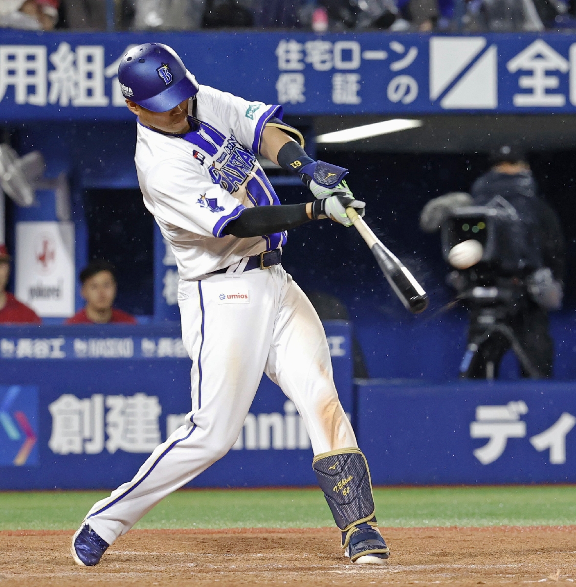 5回DeNA1死一、二塁、蝦名が左越えに逆転3ランを放つ=横浜