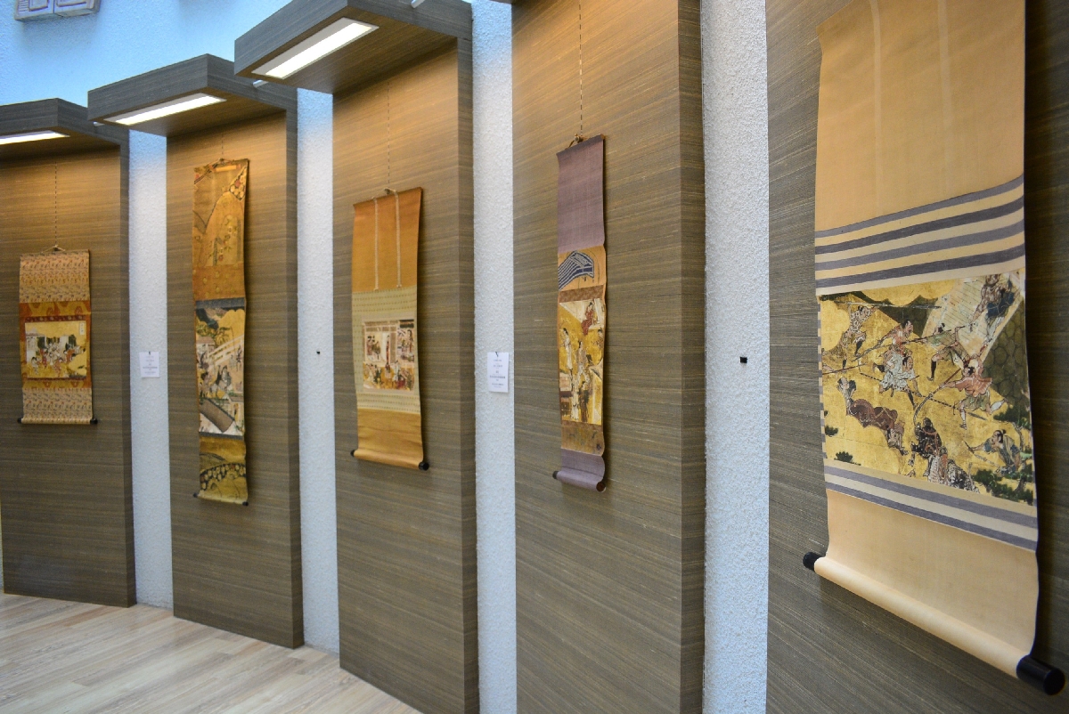 一部を拡大した展示が並ぶのは印刷技術を誇る帆風美術館ならでは