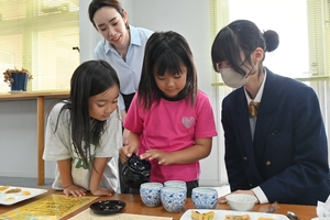 もてなしの心育んで おいらせおやこ食堂がお茶会