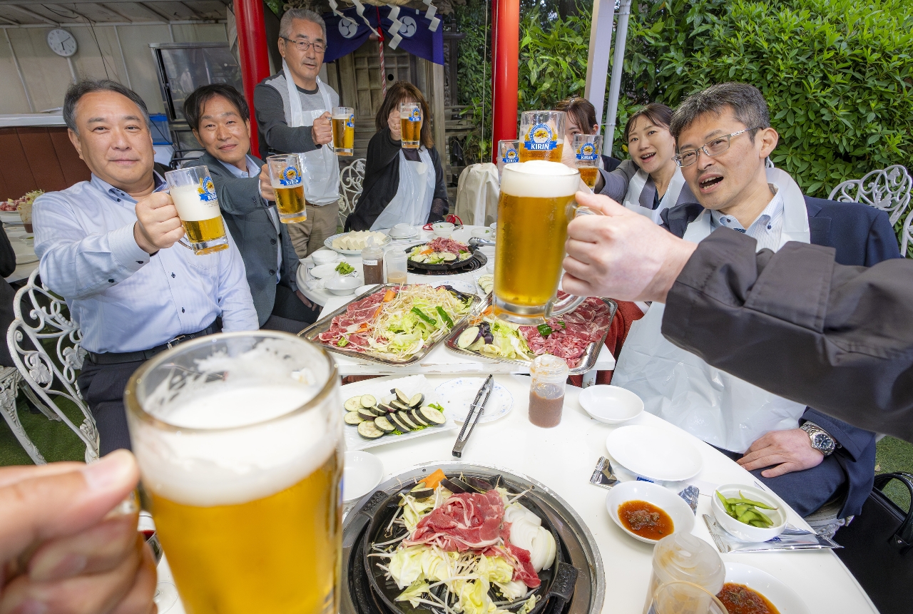 ミートガーデンで乾杯する利用客＝３日午後６時１０分ごろ、八戸パークホテル（大粒来仁撮影）