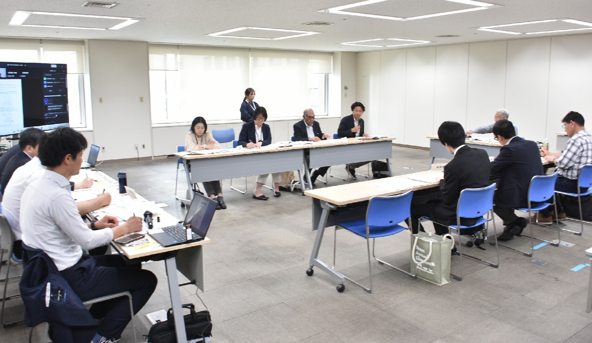 イノシシとニホンジカの対策を協議した委員会の会合＝３日、青森市