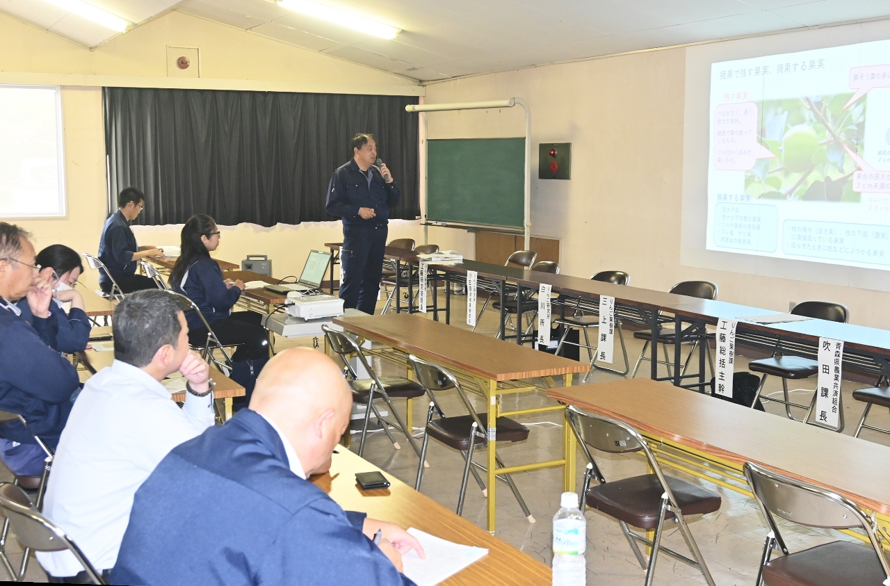 果樹の栽培管理の注意点などを確認した研修会＝４日、五戸町