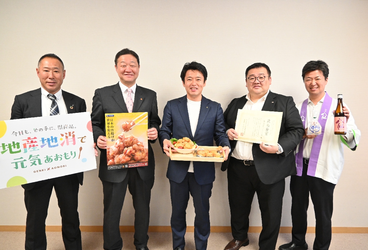 宮下宗一郎知事(中央)に最高金賞受賞を報告した関係者=4日、青森県庁