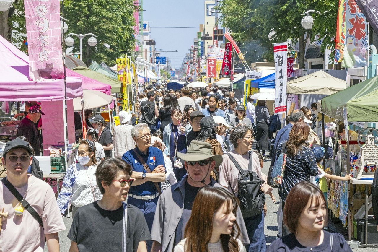 中心街のメインストリートには屋台やキッチンカーなどがずらり。多くの人でにぎわいを見せた