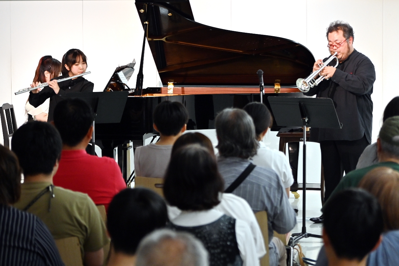 フルートの演奏を披露する小山栞奈さん（左）
