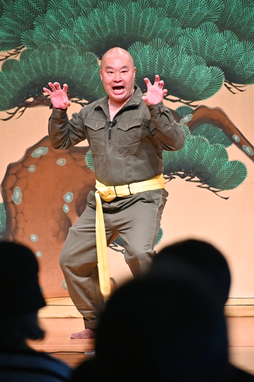 「ヘルプミー！」と持ちネタを見せたＯＧＡさん