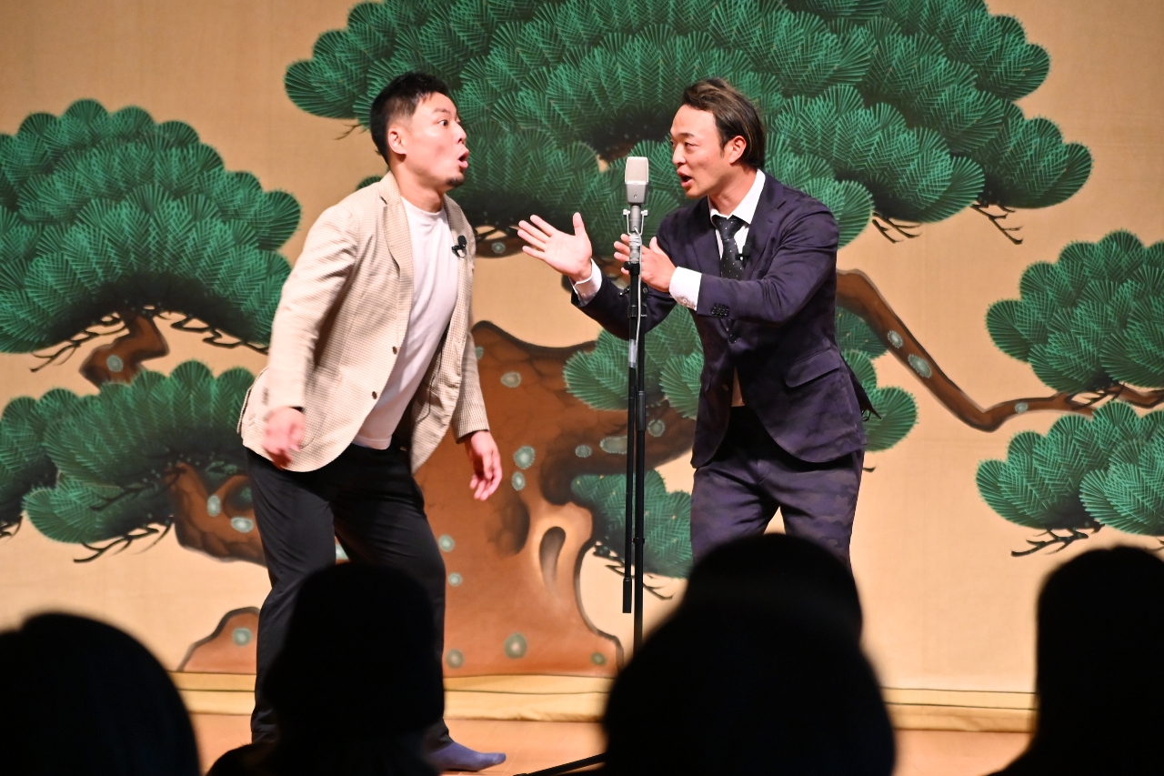 八戸出身のじゅんせいさん(右)と広島出身の木谷カレーさんによるお笑いコンビ「スレンダーパンダ」。木谷さんが「ゴリラを憑依(ひょうい)させる」と儀式を始める