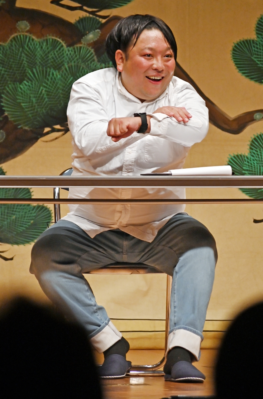 斗澤やすあきさんは演技指導のコントを見せた